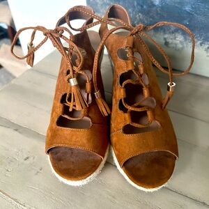 Super cute wedges Report brand only worn twice very comfortable